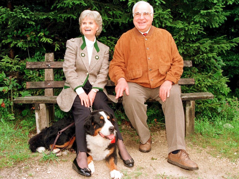 Der ehemalige Bundeskanzler Helmut Kohl mit seiner Frau Hannelore samt Hund Felix im Jahr 1996: Den Sommerurlaub verbrachten sie immer in der Nähe von St. Gilgen, etwa 30 Kilometer östlich von Salzburg.