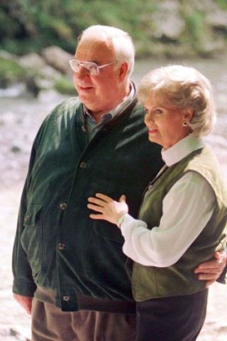 Helmut Kohl und seine Hannelore lernten sich 1948 auf einem Klassenfest in Ludwigshafen kennen, sie war 15, Helmut Kohl 18 Jahre alt. 1960 heirateten sie.
