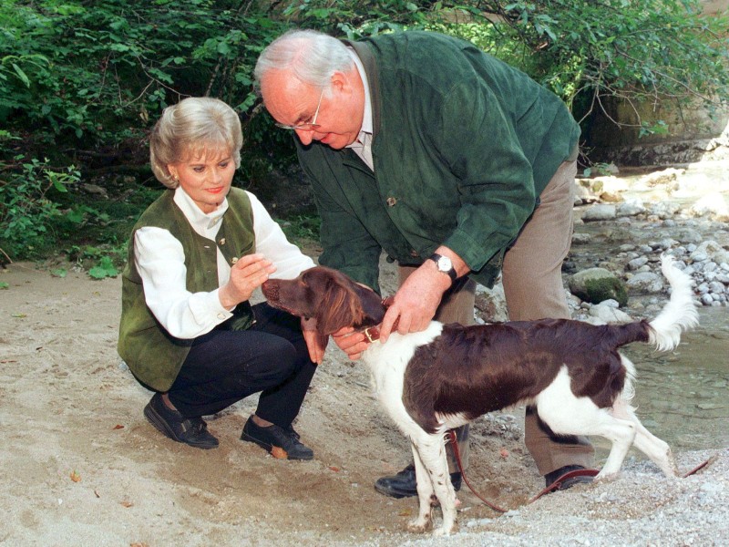 Das Bild zeigt die Kohls mit ihrem Hund Mara.