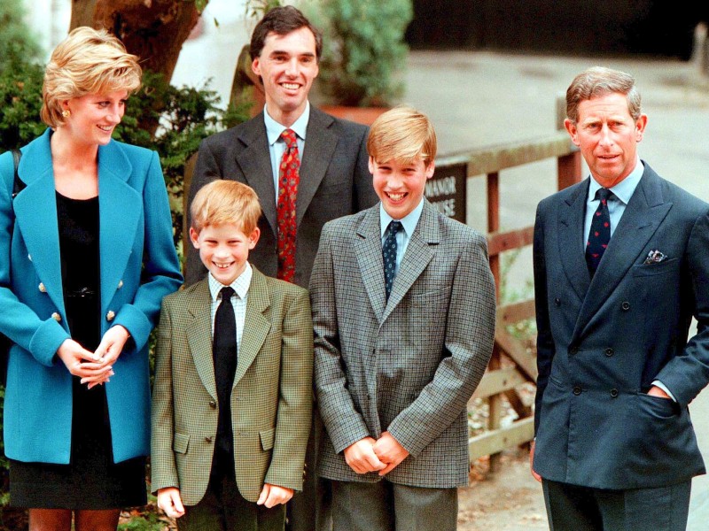 Mit dreizehn Jahren wechselt William zum legendären Eton College. Stolz begleiten seine Eltern und sein Bruder ihn an seinem ersten Schultag.