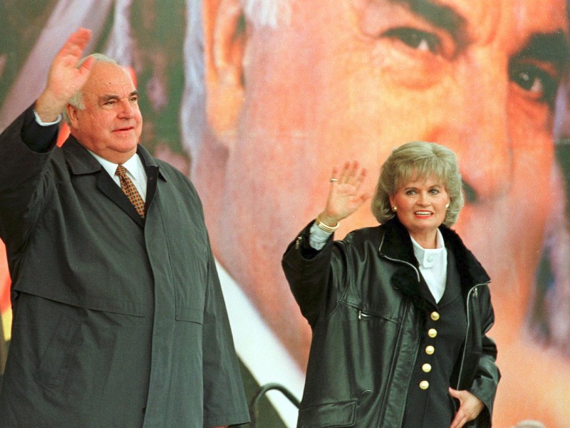 Die Kohls auf einer Wahlkampfveranstaltung 1998: Hannelore Kohl stand meist im Schatten ihres berühmten Mannes, ...