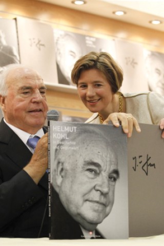 Kohl mit seiner Frau Maike bei der Präsentation eines Fotobuchs im Oktober 2010.