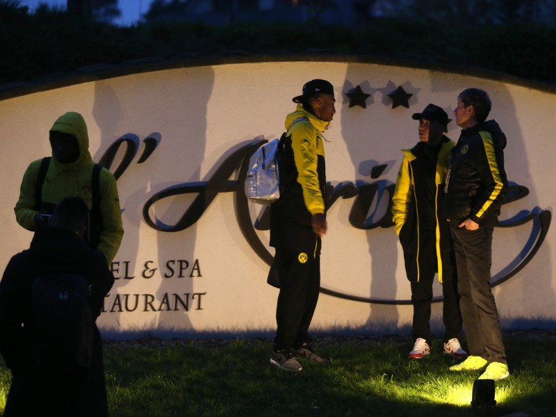 BVB-Spieler, darunter Pierre-Emerick Aubameyang, in Dortmund vor einem Hotel.