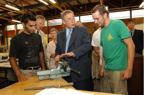 Als Ministerpräsident setzt sich Clement besonders für den Abbau der hohen Jugendarbeitslosigkeit ein.