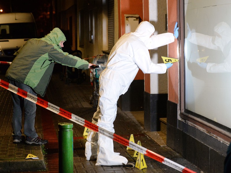 Spurensicherung am Tatort: In Duisburg-Marxloh ist am Sonntagabend ein 14-Jähriger angegriffen worden. Später starb er im Krankenhaus.

Foto: Stephan Eickershoff / FUNKE Foto Services