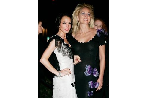 Lohan posierte gern mit prominenten Freundinnen, hier mit Sharon Stone... Foto: Reuters