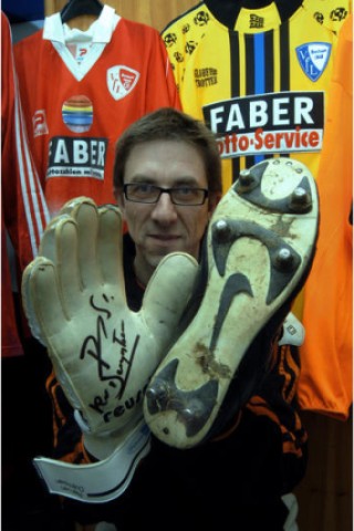 VfL Trikotsammler Bernd Kreienbaum,12.01.2007, Handschuhe von van Duijnhoven und Schuhe von Raymond Kalla zählen mit zu den Sammlerstücken. Fotos: WAZ, Karl Gatzmanga