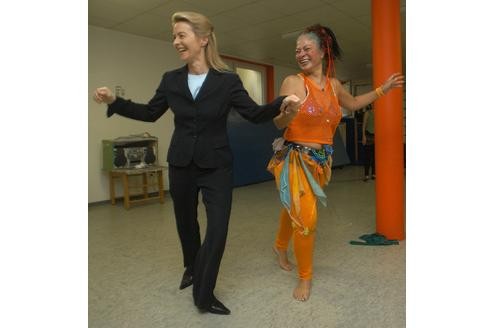 Zum Beispiel beim Tanzbein schwingen - hier mit Tanzlehrerin Eneida Kasper bei der Einweihung des St. Josef-Haus in Wesel, einem Mehrgenerationenhaus.