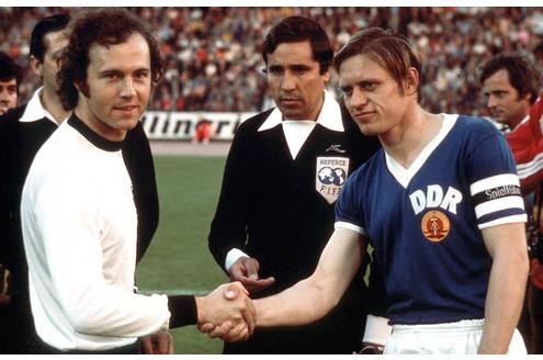 Bernd Bransch und Franz Beckenbauer begrüßen sich vor dem ersten und einzigen Länderspiel zwischen Deutschand und der DDR in der Gruppenphase der WM 1974.