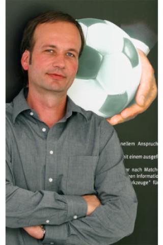 Jens Urlbauer ist Geschäftsführer der Düsseldorfer Firma Mastercoach, die sich auf die Analyse von Fußballspielen spezialisiert hat.