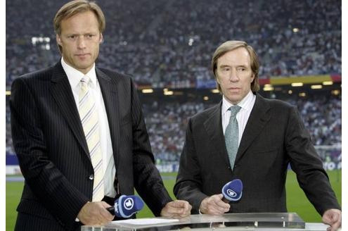 So kennen wir Günter Netzer heute: Als Sportkommentator tritt er meistens im Doppelpack mit Gerhard Delling (links) auf.