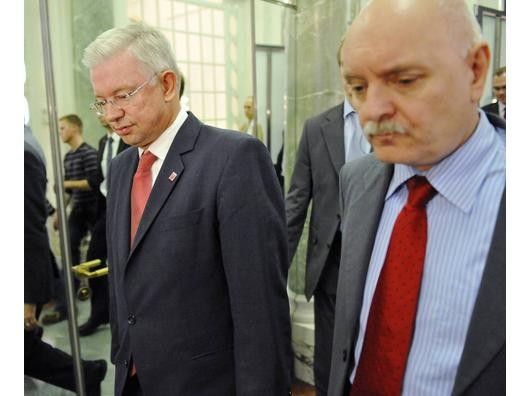 Roland Koch (CDU, M.) mit seinem Regierungsprechter Dirk Metz. Foto: ddp