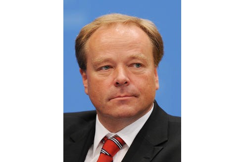 FDP-Generalsekretär Dirk Niebel (Dem merkt man die Bundeswehrzeit noch an.) und...