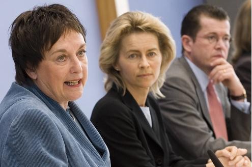 Von der Leyen - hier mit Ex-Justizministerin Brigitte Zypries und Karl-Theodor zu Guttenberg (damals Wirtschafts-, heute Verteidigungsminister) - sorgte mit der Ankündigung für Zündstoff, minderjährige Testkäufer einzusetzen, um Verstöße gegen das Jugendschutzgesetz aufzudecken.