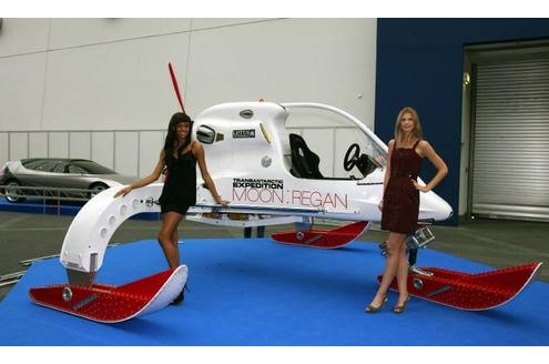 Als Hostess bei der Essener Motorshow 2008 werden Sophia (r.) und Taina (3. Staffel) gebucht und präsentieren ein Forschungsmobil sowie ...