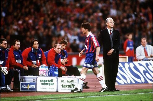 Im Hinspiel des Uefa-Cup-Finals zwischen Bayern und Girondins Bordeaux wechselt Beckenbauer Lothar Matthäus beim Stand von 1:0 aus. München gewinnt am Ende 2:0.