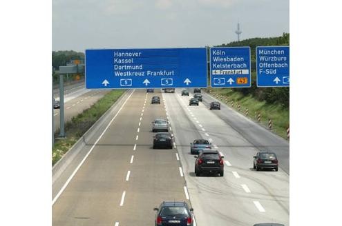 Die Montage ist teurer als das Objekt: Autobahnbeschilderung kostet 100 Euro pro
Quadratmeter, die größten Schilder haben eine Fläche von bis zu 35 Quadratmetern. Hinzu kommen die Kosten für Fundament und Kran.