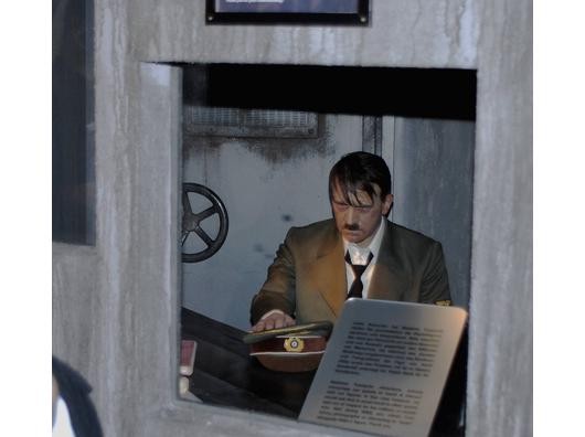Zehn Monate nach der Attacke auf die Hitler-Figur im Berliner Wachsfigurenkabinett Madame Tussauds beginnt am Dienstag vor dem Amtsgericht Tiergarten der Prozess. Foto: ddp