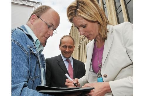 2004 bekam sie den Politik-Award Nachwuchspolitikerin des Helios-Verlages, bei dem sie heute in der Jury sitzt.