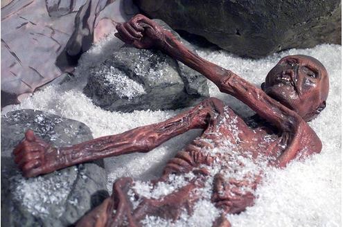 Messner war zufällig dabei, als Ötzi am 19. September 1991 von Hans Kammerlander, Erika und Helmut Simon im Eis der Ötztaler Alpen gefunden wurde. Auf dem Bild ist eine Nachbildung in einem Museum zu sehen.