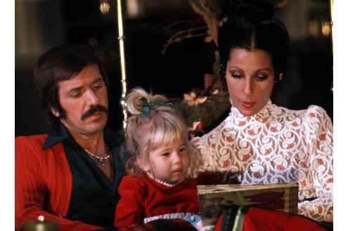 Sängerin Cher und Ehemann Sonny rufen ihre Tochter Chastity. Hier ein Foto von 1973, ...