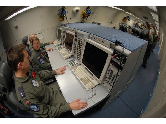 Fliegende Kommandozentrale: Eine Awacs-Maschine von innen. Foto: ddp