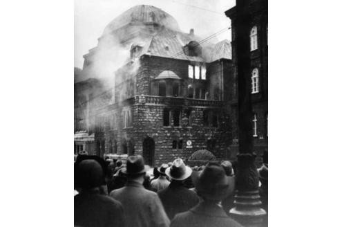 In der Reichspogromnacht am 9./10. November wird die Synagoge von SA- und SS-Leuten in Brand gesteckt.