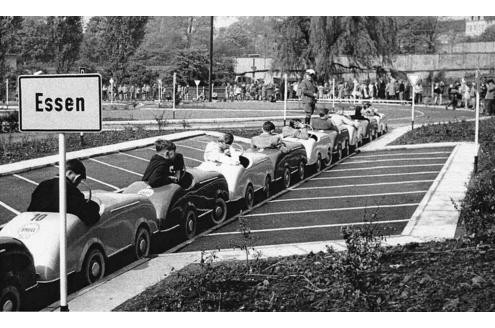 Die Fahrzeuge werden 1968 mit einer deutschlandweit einmaligen Funksprechanlage ausgerüstet.