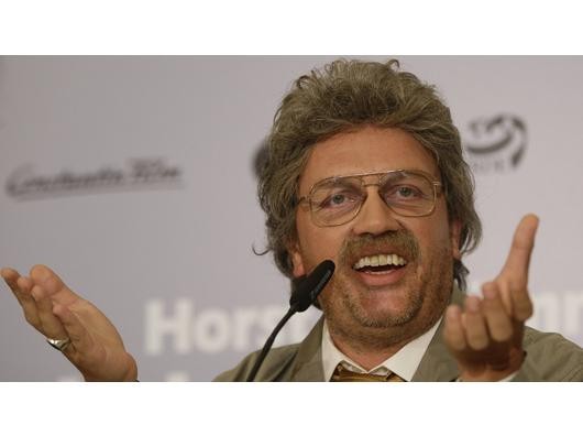 German comedian Hape Kerkeling impersonating Horst Schlaemmer poses to present his latest movie Horst Schlaemmer - Isch Kandidiere (I Campaign) in Berlin, August 4, 2009. The film directed by Angelo Colagrossi opens in German cinemas on August 20. REUTERS/Tobias Schwarz (GERMANY ENTERTAINMENT SOCIETY)