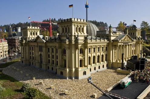 Der Bundestag in kleinen Steinchen: Das Legoland hat ein Modell vom Bundestag im Reichstagsgebäude Berlin gebastelt.