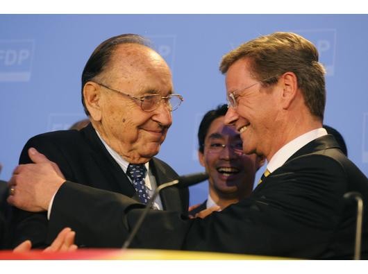 ...Hans-Dietrich Genscher (l.) gratulierte zu dem historischen Erfolg, der die Liberalen...