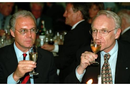 Mit Ministerpräsident Edmund Stoiber darf es nach dem Triumph auch ein Gläschen Champagner sein.