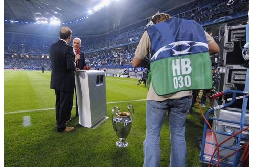 Im Fernsehen ist Franz Beckenbauer ohnehin längst angekommen. Unter anderem als Experte für den Bezahlfernsehsender Premiere, wie hier im Jahr 2006. Doch die Medienpräsenz Beckenbauers ist nicht unumstritten.