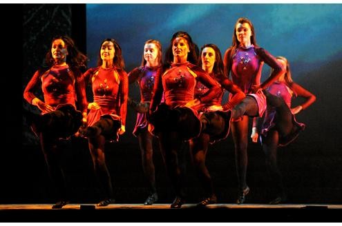 Die irische Tanzshow River Dance war am 20.10.2009 vor über 2000 Besuchern in der Arena in Oberhausen zu sehen. Seit vielen Jahren begeistern die Tänzer und Tänzerinnen ihre Fans auf der ganzen Welt. Foto: Stephan Eickershoff/WAZFotoPool