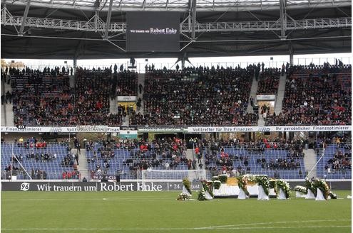 Es ist eine der größten Trauerfeiern der deutschen Nachkriegsgeschichte: Zehntausende Menschen werden am Sonntag in Hannover erwartet, um dem verstorbenen Fußball-Nationaltorhüter Robert Enke die letzte Ehre zu erweisen. Der Sarg des Toten wird in der Arena aufgebahrt.