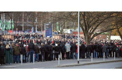 Es ist eine der größten Trauerfeiern der deutschen Nachkriegsgeschichte: Zehntausende Menschen werden am Sonntag in Hannover erwartet, um dem verstorbenen Fußball-Nationaltorhüter Robert Enke die letzte Ehre zu erweisen. Der Sarg des Toten wird in der Arena aufgebahrt.