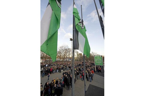 Es ist eine der größten Trauerfeiern der deutschen Nachkriegsgeschichte: Zehntausende Menschen werden am Sonntag in Hannover erwartet, um dem verstorbenen Fußball-Nationaltorhüter Robert Enke die letzte Ehre zu erweisen. Der Sarg des Toten wird in der Arena aufgebahrt.