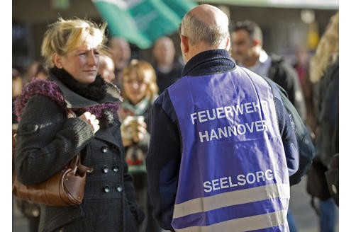 Es ist eine der größten Trauerfeiern der deutschen Nachkriegsgeschichte: Über 45.000 Menschen werden am Sonntag in Hannover erwartet, um dem verstorbenen Fußball-Nationaltorhüter Robert Enke die letzte Ehre zu erweisen. Der Sarg des Toten wird in der Arena aufgebahrt.