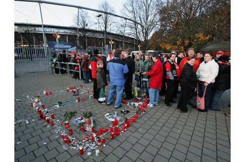 Es ist eine der größten Trauerfeiern der deutschen Nachkriegsgeschichte: Über 45.000 Menschen werden am Sonntag in Hannover erwartet, um dem verstorbenen Fußball-Nationaltorhüter Robert Enke die letzte Ehre zu erweisen. Der Sarg des Toten wird in der Arena aufgebahrt.