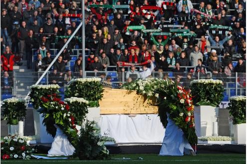 Es ist eine der größten Trauerfeiern der deutschen Nachkriegsgeschichte: Zehntausende Menschen werden am Sonntag in Hannover erwartet, um dem verstorbenen Fußball-Nationaltorhüter Robert Enke die letzte Ehre zu erweisen. Der Sarg des Toten wird in der Arena aufgebahrt.