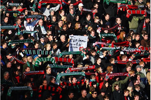 Es ist eine der größten Trauerfeiern der deutschen Nachkriegsgeschichte: Zehntausende Menschen werden am Sonntag in Hannover erwartet, um dem verstorbenen Fußball-Nationaltorhüter Robert Enke die letzte Ehre zu erweisen. Der Sarg des Toten wird in der Arena aufgebahrt.