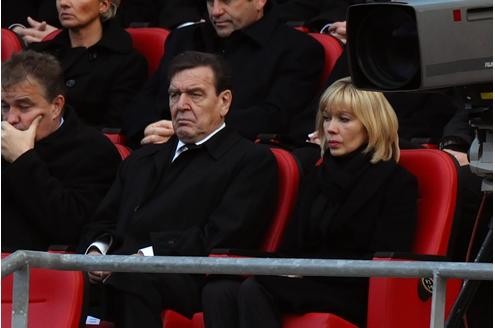 Auch Alt-Bundeskanzler und 96-Fan Gerhard Schroeder uns seine Frau Doris Köpf wohnen bei Trauerfeier bei.