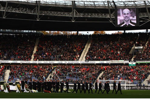 Es ist eine der größten Trauerfeiern der deutschen Nachkriegsgeschichte: Zehntausende Menschen werden am Sonntag in Hannover erwartet, um dem verstorbenen Fußball-Nationaltorhüter Robert Enke die letzte Ehre zu erweisen. Der Sarg des Toten wird in der Arena aufgebahrt.