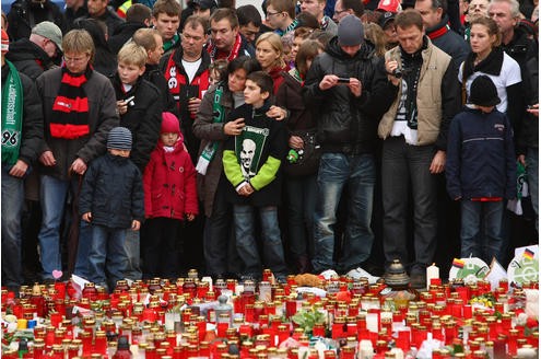 Es ist eine der größten Trauerfeiern der deutschen Nachkriegsgeschichte: Zehntausende Menschen werden am Sonntag in Hannover erwartet, um dem verstorbenen Fußball-Nationaltorhüter Robert Enke die letzte Ehre zu erweisen. Der Sarg des Toten wird in der Arena aufgebahrt.