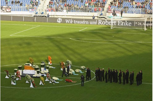 Es ist eine der größten Trauerfeiern der deutschen Nachkriegsgeschichte: Zehntausende Menschen werden am Sonntag in Hannover erwartet, um dem verstorbenen Fußball-Nationaltorhüter Robert Enke die letzte Ehre zu erweisen. Der Sarg des Toten wird in der Arena aufgebahrt.