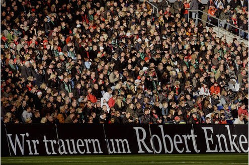 Teilnehmer der Trauerfeier fuer den am Dienstag (10.11.09) verstorbenen Fussballnationaltorwart Robert Enke, aufgenommen Sonntag (15.11.09) in der AWD-Arena in Hannover. Mit einer der groessten Trauerfeiern in der Geschichte der Bundesrepublik haben am Sonntag Zehntausende Menschen in Hannover vom verstorbenen Nationaltorwart Robert Enke Abschied genommen. Im Stadion von Hannover 96 gedachten rund 35.000 Trauergaeste des 32-Jaehrigen, der sich am Dienstag das Leben genommen hatte. (zu ddp-Text) Foto David Hecker/ddp