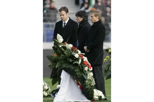 Es ist eine der größten Trauerfeiern der deutschen Nachkriegsgeschichte: Zehntausende Menschen werden am Sonntag in Hannover erwartet, um dem verstorbenen Fußball-Nationaltorhüter Robert Enke die letzte Ehre zu erweisen. Der Sarg des Toten wird in der Arena aufgebahrt.