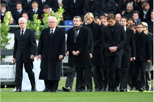 Es ist eine der größten Trauerfeiern der deutschen Nachkriegsgeschichte: Zehntausende Menschen werden am Sonntag in Hannover erwartet, um dem verstorbenen Fußball-Nationaltorhüter Robert Enke die letzte Ehre zu erweisen. Der Sarg des Toten wird in der Arena aufgebahrt.