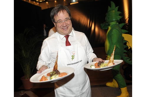 Beim Drachendinner in Neuss bahnte sich der Wahlkampf schon an. Laschet servierte Anfang 2010 das Essen für die Gäste. Der Erlös der Veranstaltung ging an die Peter-Maffay-Stiftung.