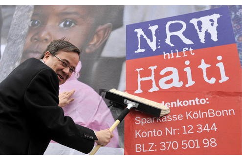 Nach dem schweren Erdbeben in Haiti im Januar 2010 klebte Armin Laschet in Düsseldorf ein Plakat, das zu Spenden für die Erdbebenopfer aufruft.
